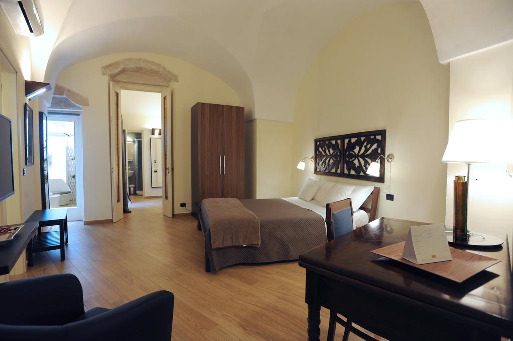 Negramaro Suite B&B เลชเช ห้อง รูปภาพ